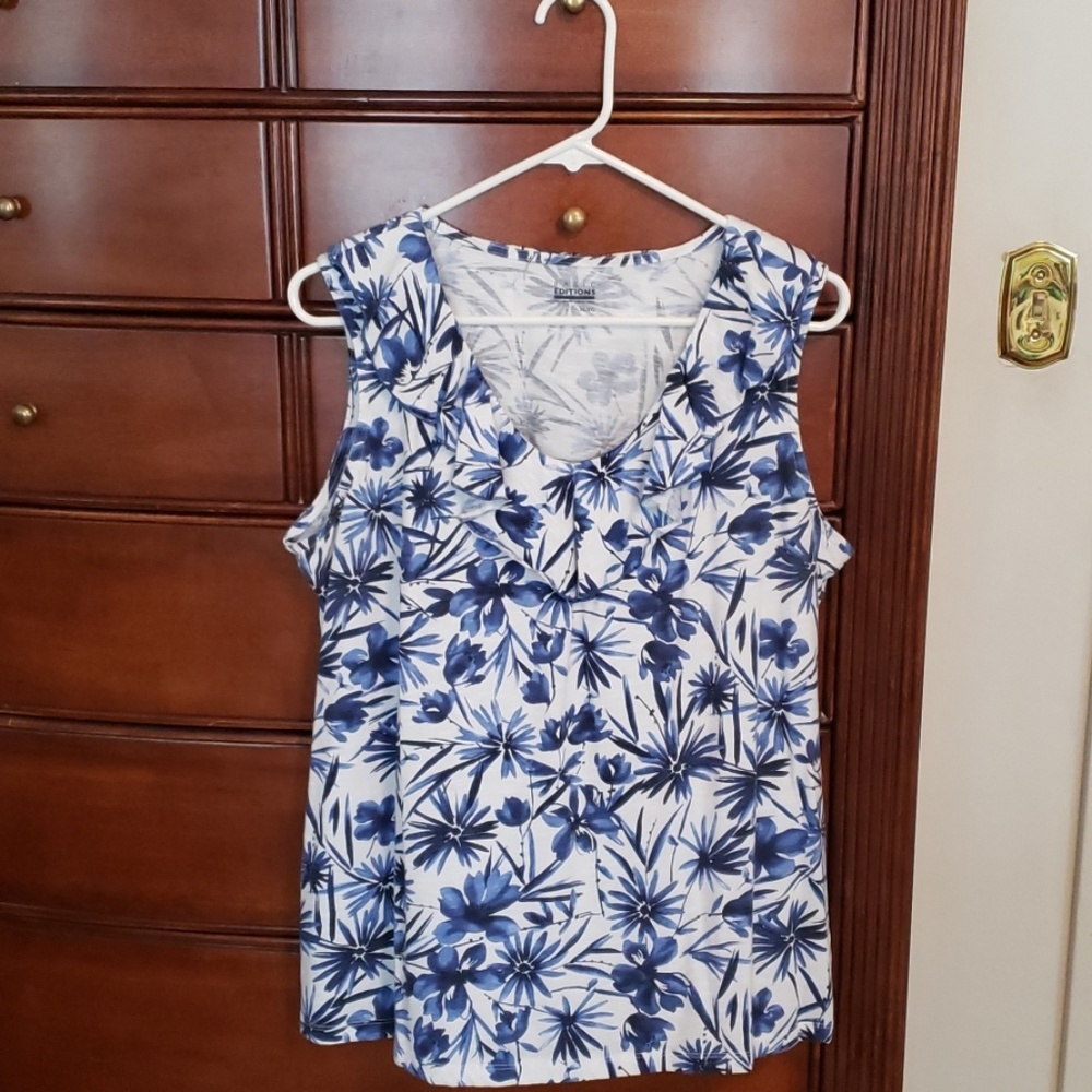 Summer sleeveless shirt